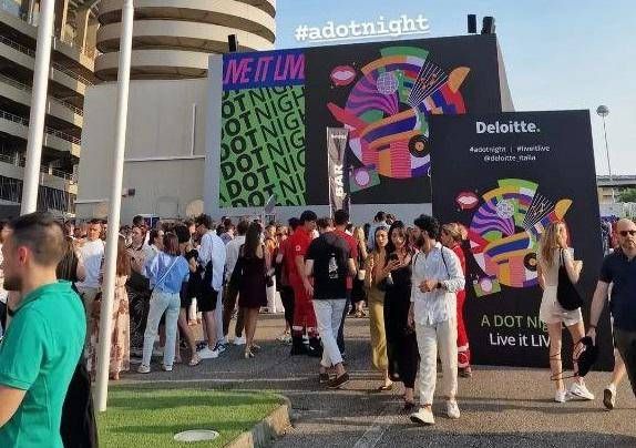 Milano, dün San Siro'da Deloitte şirket partisi ve konser