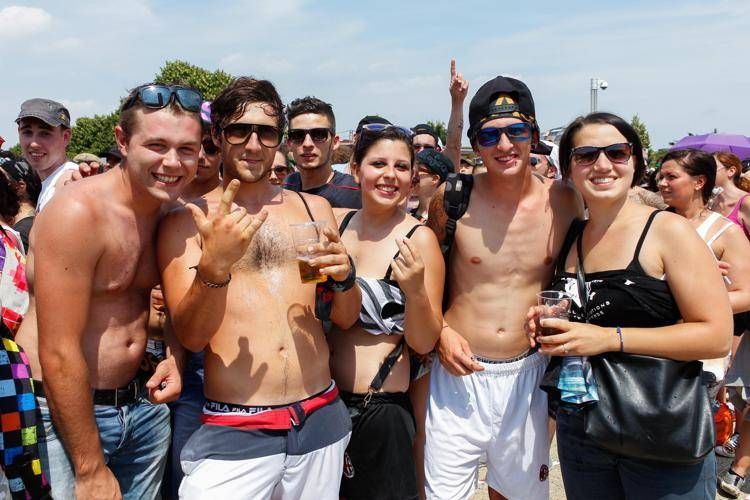 Pubblico in attesa del concerto sotto il sole  - Fotogramma