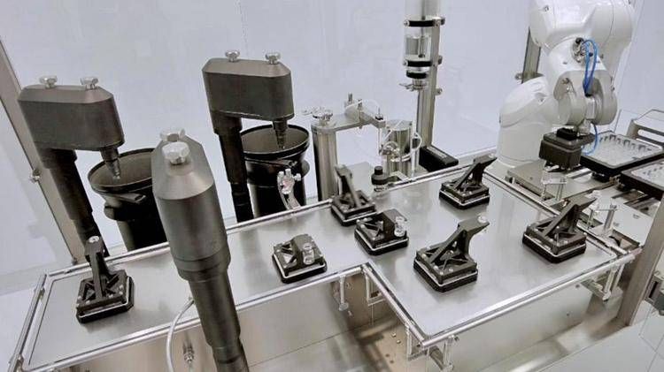 Macchina robotica di riempimento per flaconi con sistema di movimentazione planare