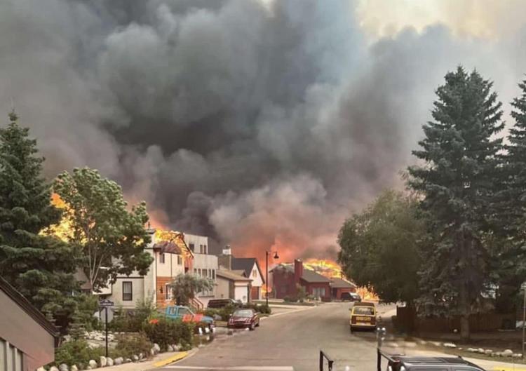Incendio devasta città di Jasper, in Canada