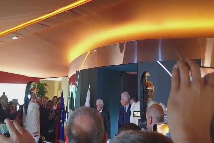 Parigi 2024 - applausi per Mattarella all