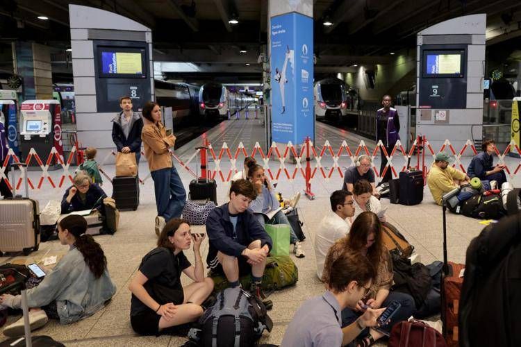 Passeggeri in attesa in una stazione di Parigi