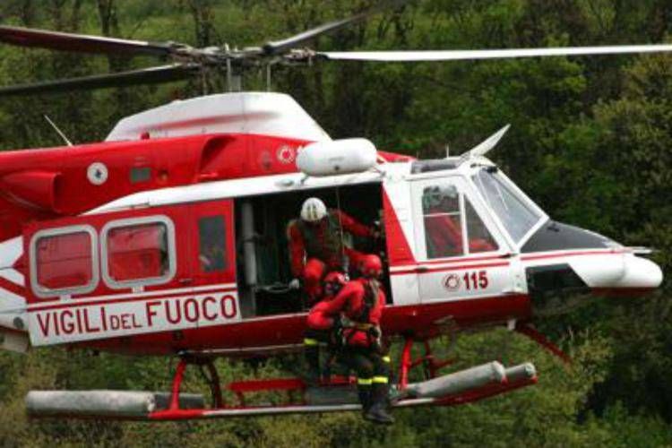 Un elicottero dei vigili del fuoco