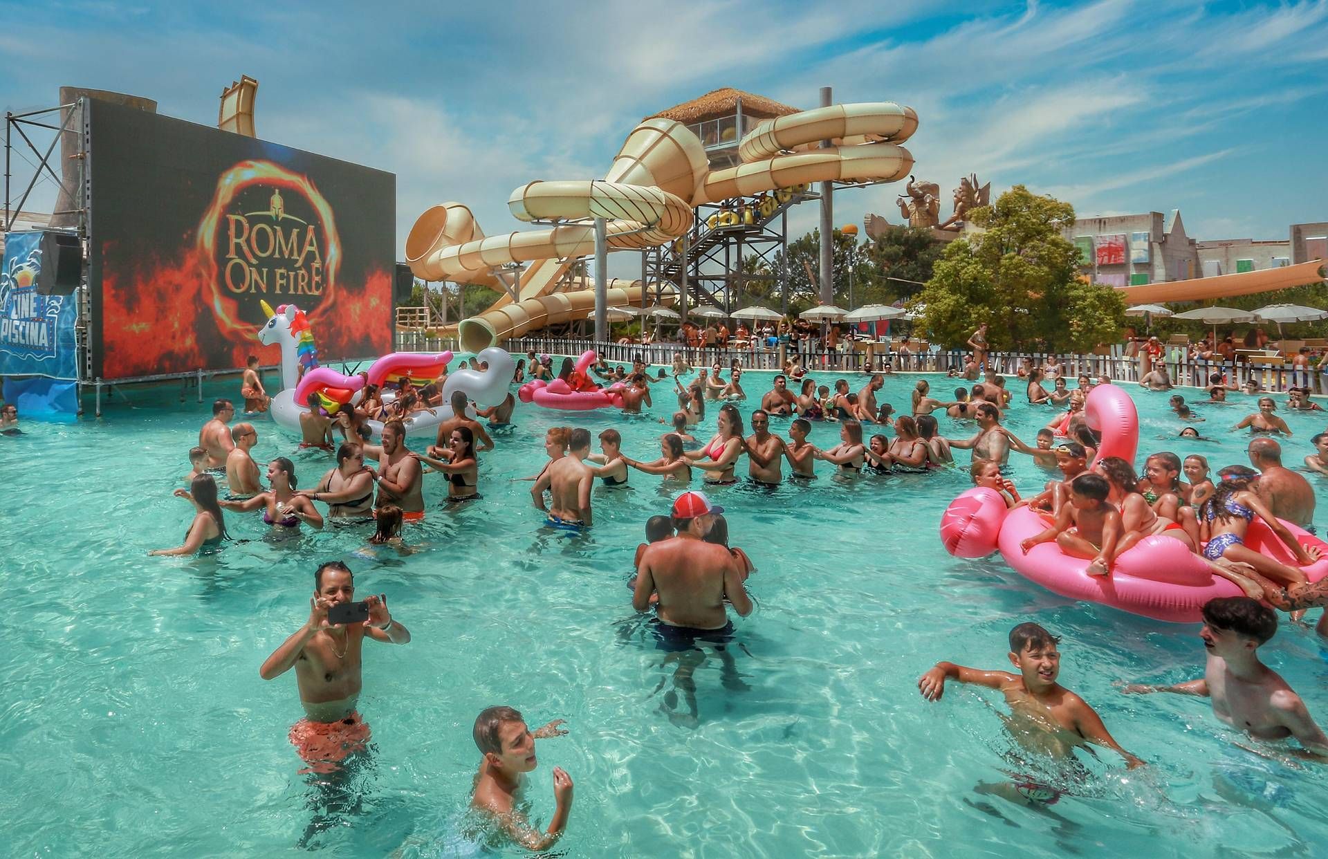Cinecittà World, %12'lik ziyaretçi artışı, gösteriler, yıldızlar ve korkutucu heyecanlarla dolu ateşli bir Ağustos