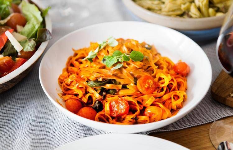 Un piatto di pasta al pomodoro - 


