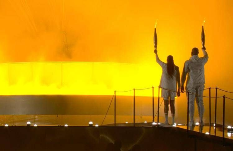 Parigi 2024, nel braciere niente fuoco: la fiamma olimpica è acqua e luce Parigi 2024, nel braciere niente fuoco: la fiamma olimpica è acqua e luce