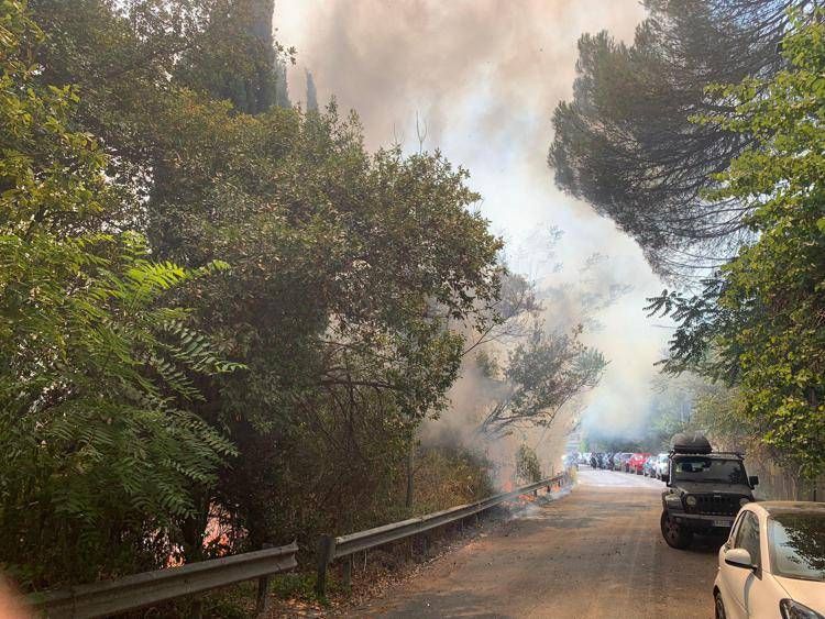 Roma brucia, maxi incendi a Monte Mario e Ponte di Nona Roma brucia, maxi incendi a Monte Mario e Ponte di Nona