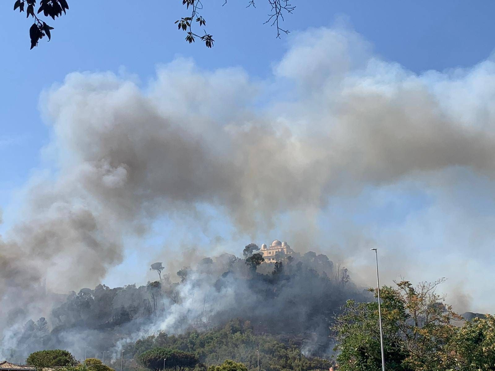 Roma - maxi incendio a Monte Mario: non si esclude dolo - aperta inchiesta