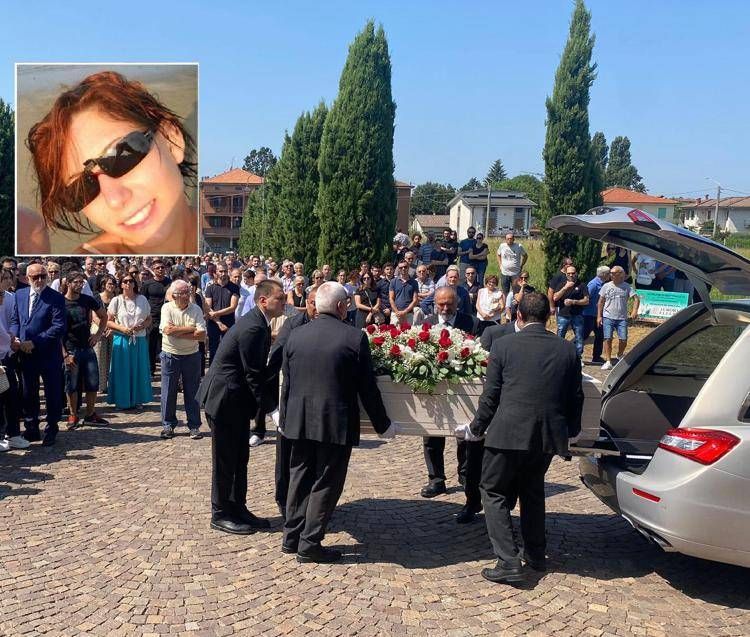 Funerale di Sharon Verzeni, foto Adnkronos e dal profilo Facebook della vittima