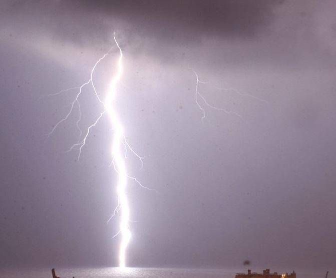 Ferite da fulmine in spiaggia ad Alba Adriatica: cosa fare al mare per proteggersi