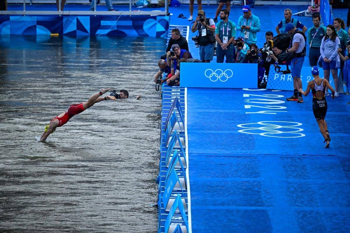 Parigi 2024 - prima atleta triathlon vittima della Senna: caso di Escherichia Coli