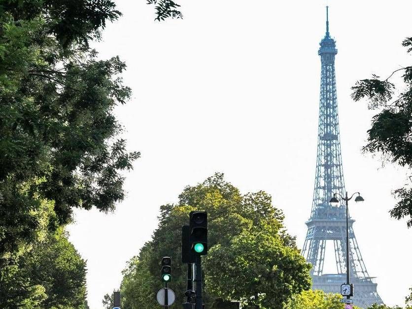 Parigi 2024 - si arrampica sulla Torre Eiffel: monumento evacuato