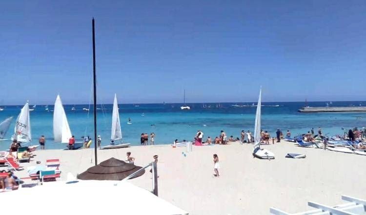 La spiaggia di Mondello a Palermo (Fotogramma) 