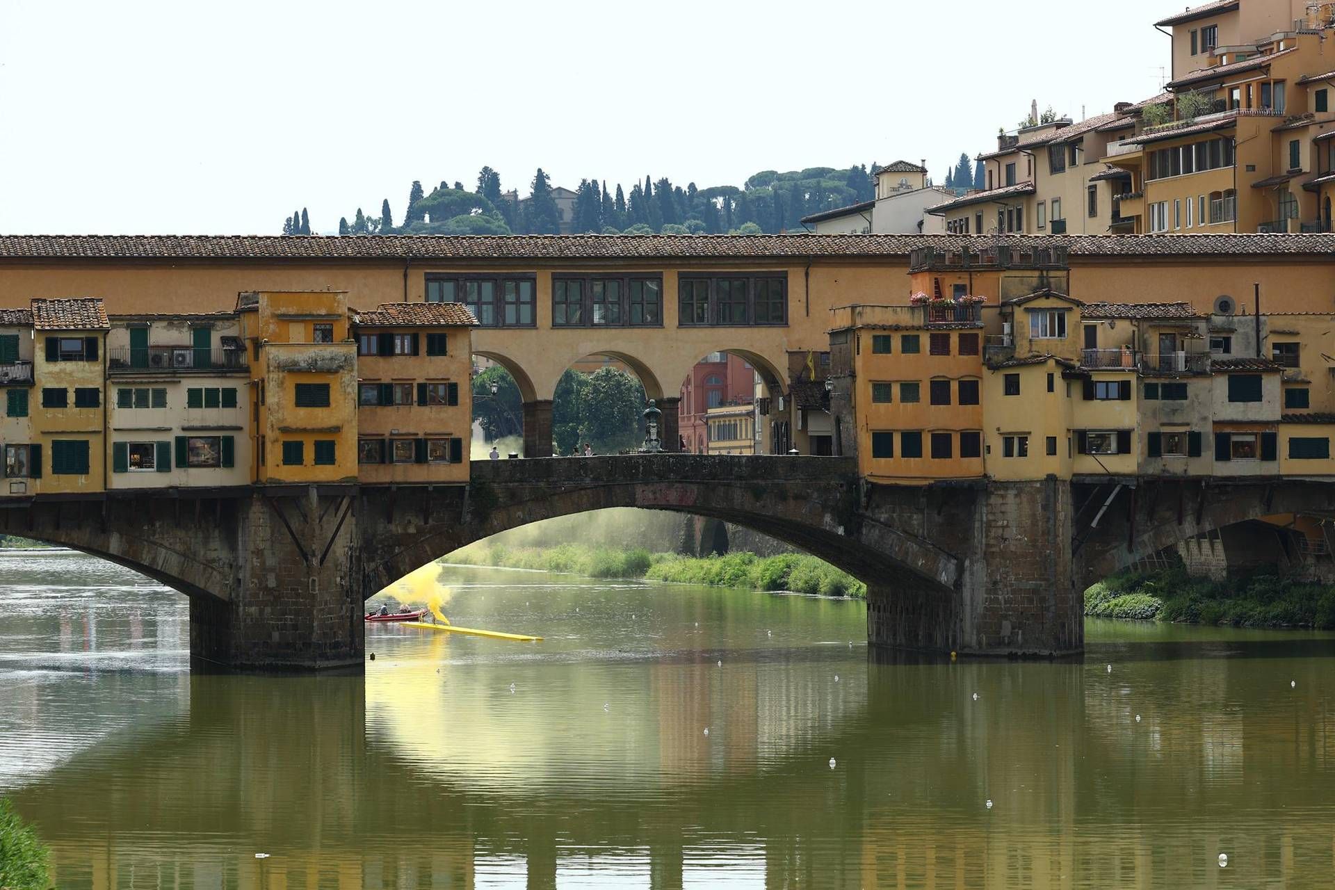 Scrivono i loro nomi su Ponte Vecchio - maxi multa per due turisti a Firenze