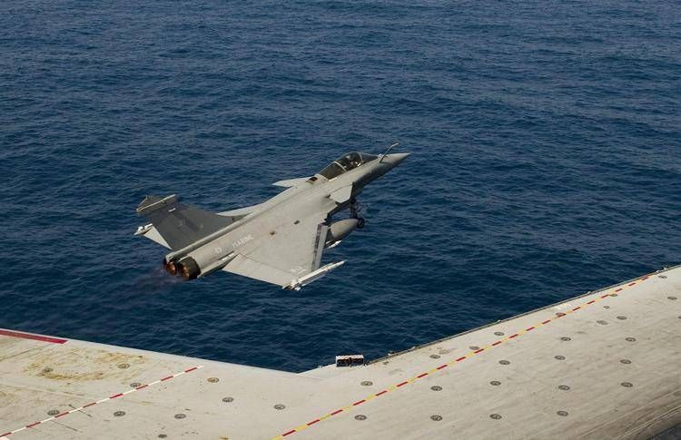 Francia, scontro tra due aerei militari: un pilota in salvo, due dispersi Francia, scontro tra due aerei militari: un pilota in salvo, due dispersi