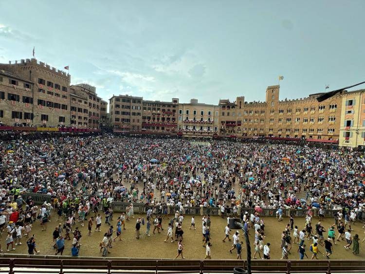 TOMORROW - Palio di Siena 16 agosto 2025 oggi in tv: orario, contrade e fantini