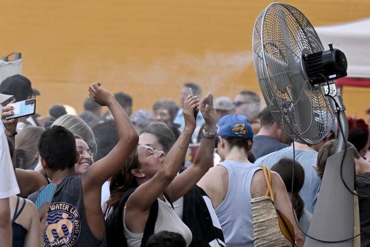 Turisti e caldo a Roma - Afp