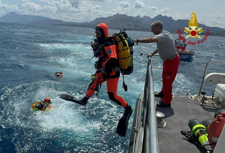 Naufragio a Palermo, continuano le ricerche dei 6 dispersi Naufragio a Palermo, continuano le ricerche dei 6 dispersi