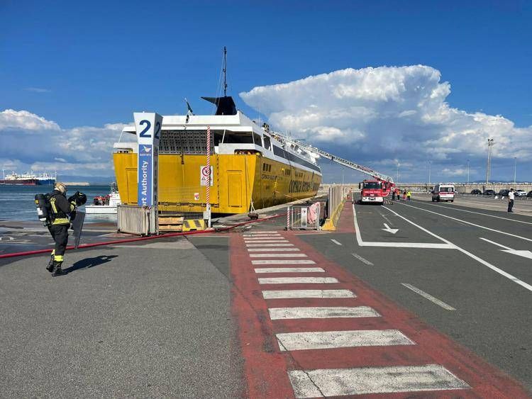 Piombino, incendio nella sala macchine del traghetto per l'Elba: evacuati in 300 Piombino, incendio nella sala macchine del traghetto per l'Elba: evacuati in 300