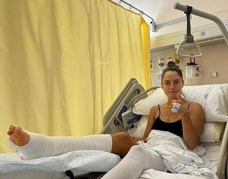 Matilde Gioli in ospedale con la gamba rotta: Scrivetemi titoli di libri e film preferiti
