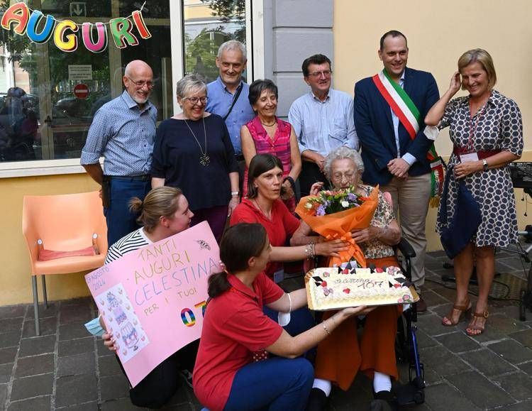 Brescia, Celestina Marconi compie 107 anni: grande festa con torta e palloncini alla Rsa