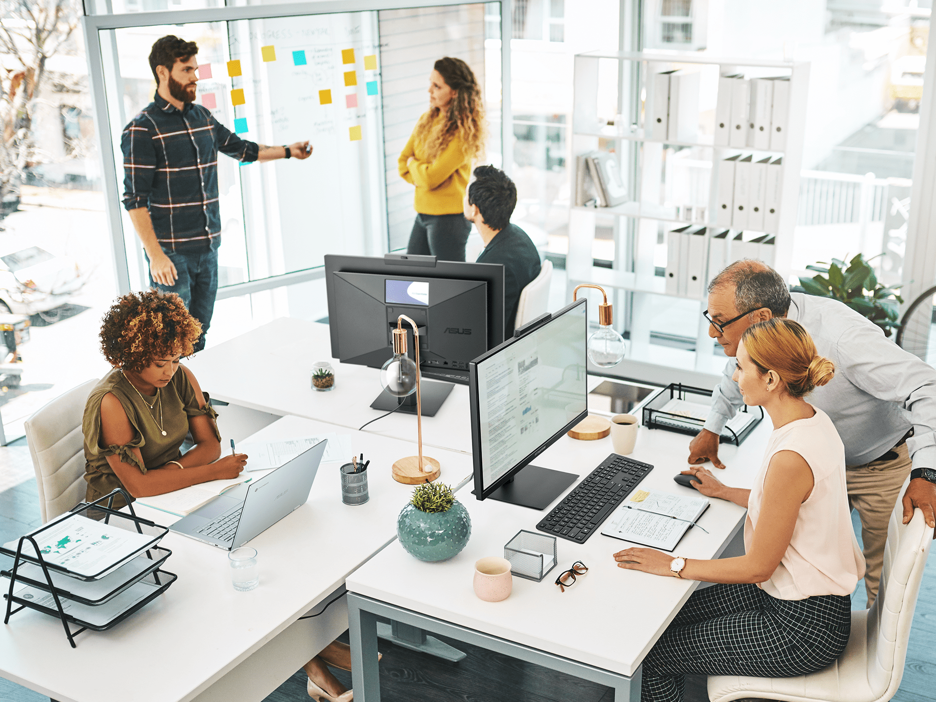 実際にAIに投資している企業は10社中3社未満だが、大多数の労働者はAIの導入によるメリットを感じている。