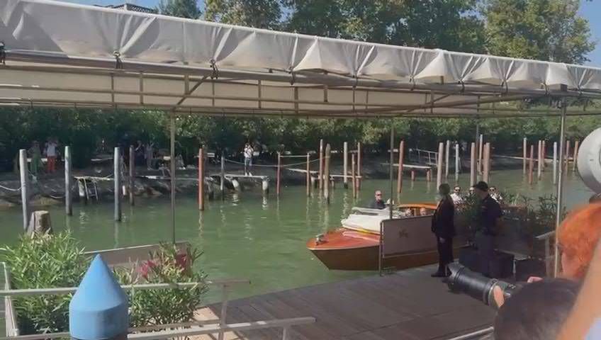 Venezia 81 - Angelina Jolie conquista il Lido con la sua aura da Callas 