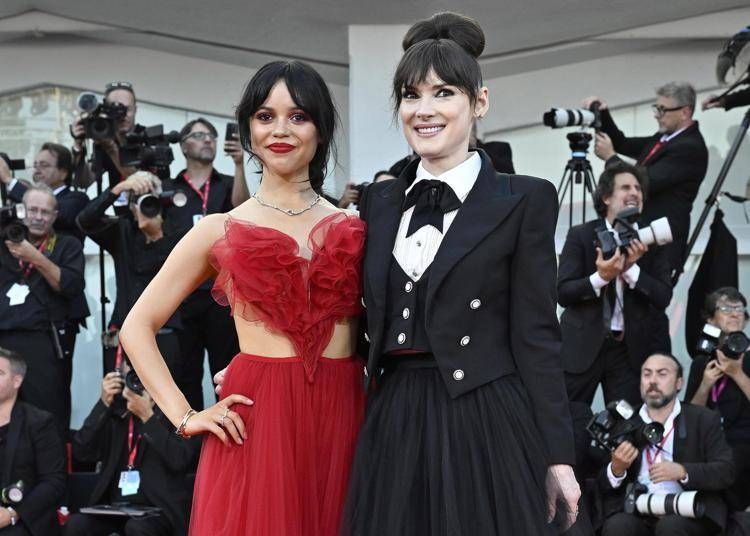 Venezia 81, questo dolce momento tra Winona Ryder e Jenna Ortega è una lezione tra generazioni - Video Venezia 81, questo dolce momento tra Winona Ryder e Jenna Ortega è una lezione tra generazioni - Video