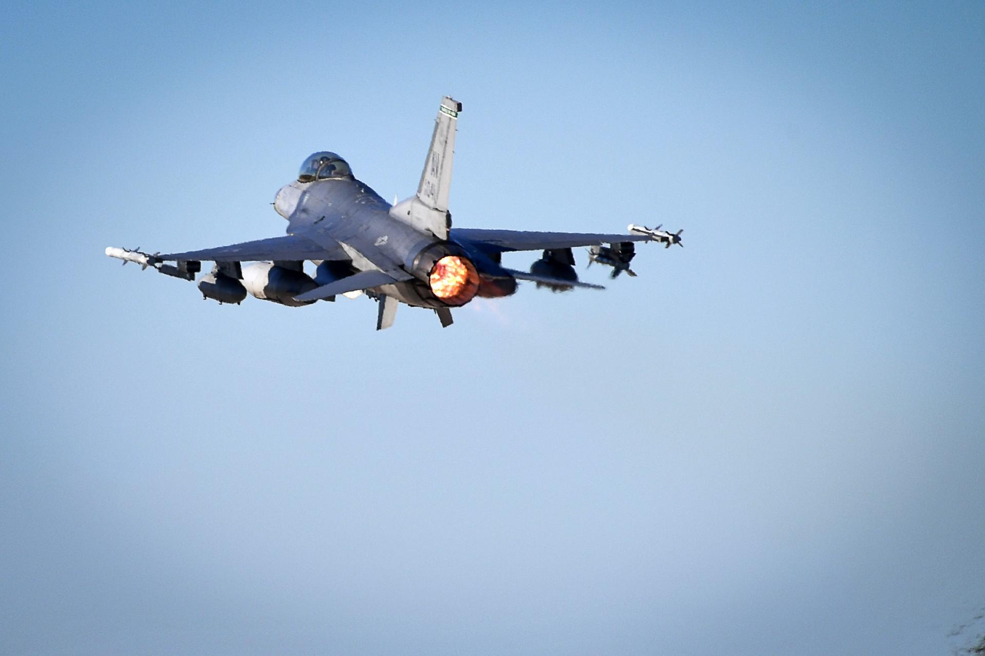 黄色のF-16は墜落、パイロットミスか、それとも同士討ちで撃墜されたのか？