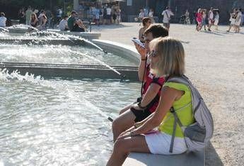 Caldo in aumento sull'Italia, oggi bollino arancione in 13 città e domani sarà rosso in