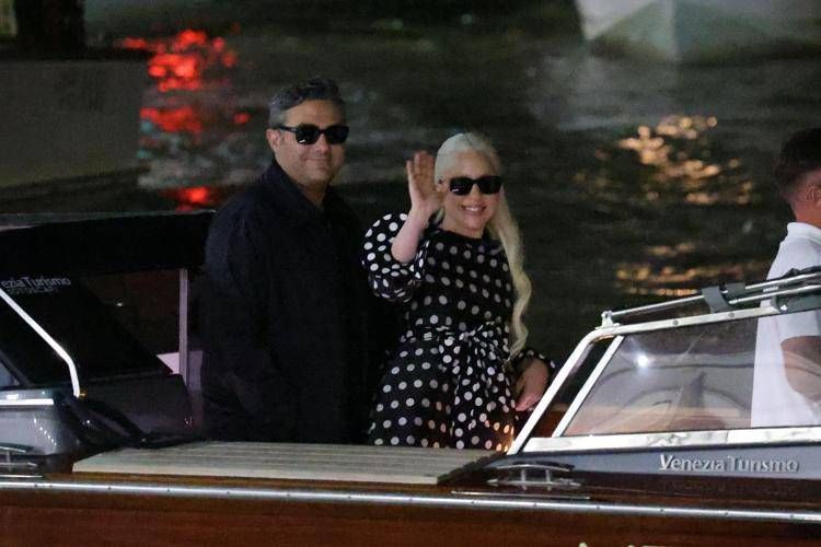Venezia 81, Lady Gaga innamoratissima: l'arrivo con il futuro marito Michael Polansky Venezia 81, Lady Gaga innamoratissima: l'arrivo con il futuro marito Michael Polansky
