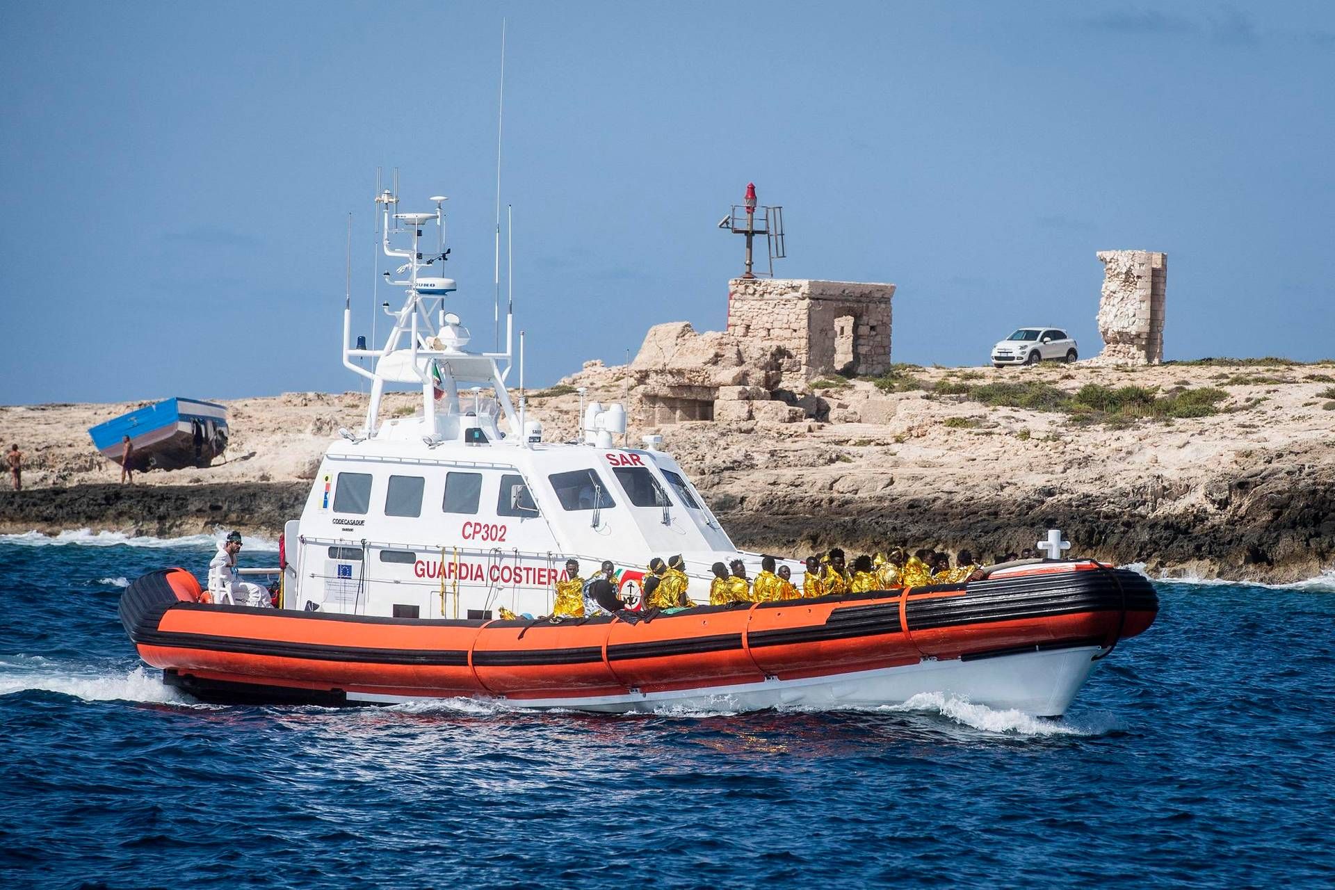 Naufragio a largo di Lampedusa - barca si ribalta: 21 dispersi - anche 3 bimbi