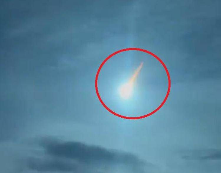 L'asteroide RW 1 entra nell'atmosfera e brucia - Video L'asteroide RW 1 entra nell'atmosfera e brucia - Video