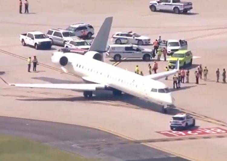 Atlanta, scontro tra due aerei in pista: uno perde la coda, panico tra i passeggeri - Video