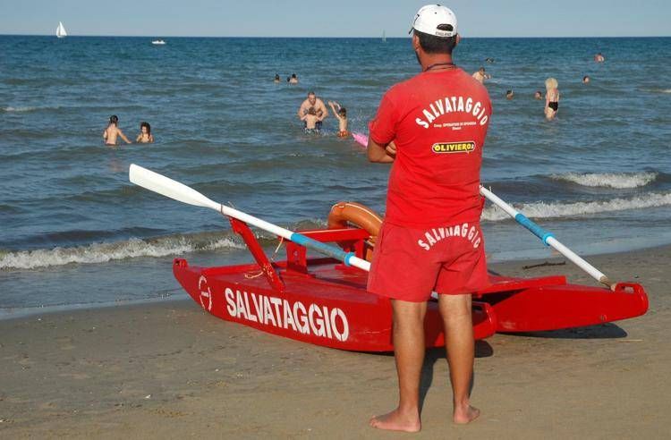 Un bagnino in spiaggia (Fotogramma)