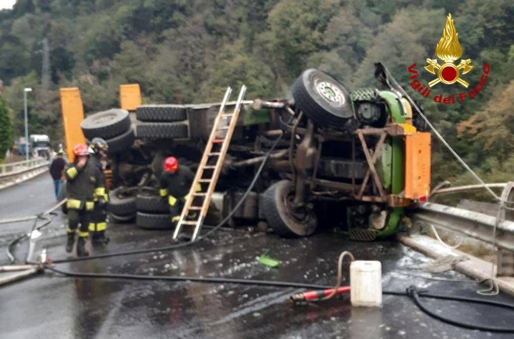 Camion si ribalta e va a fuoco a Udine - morto il conducente