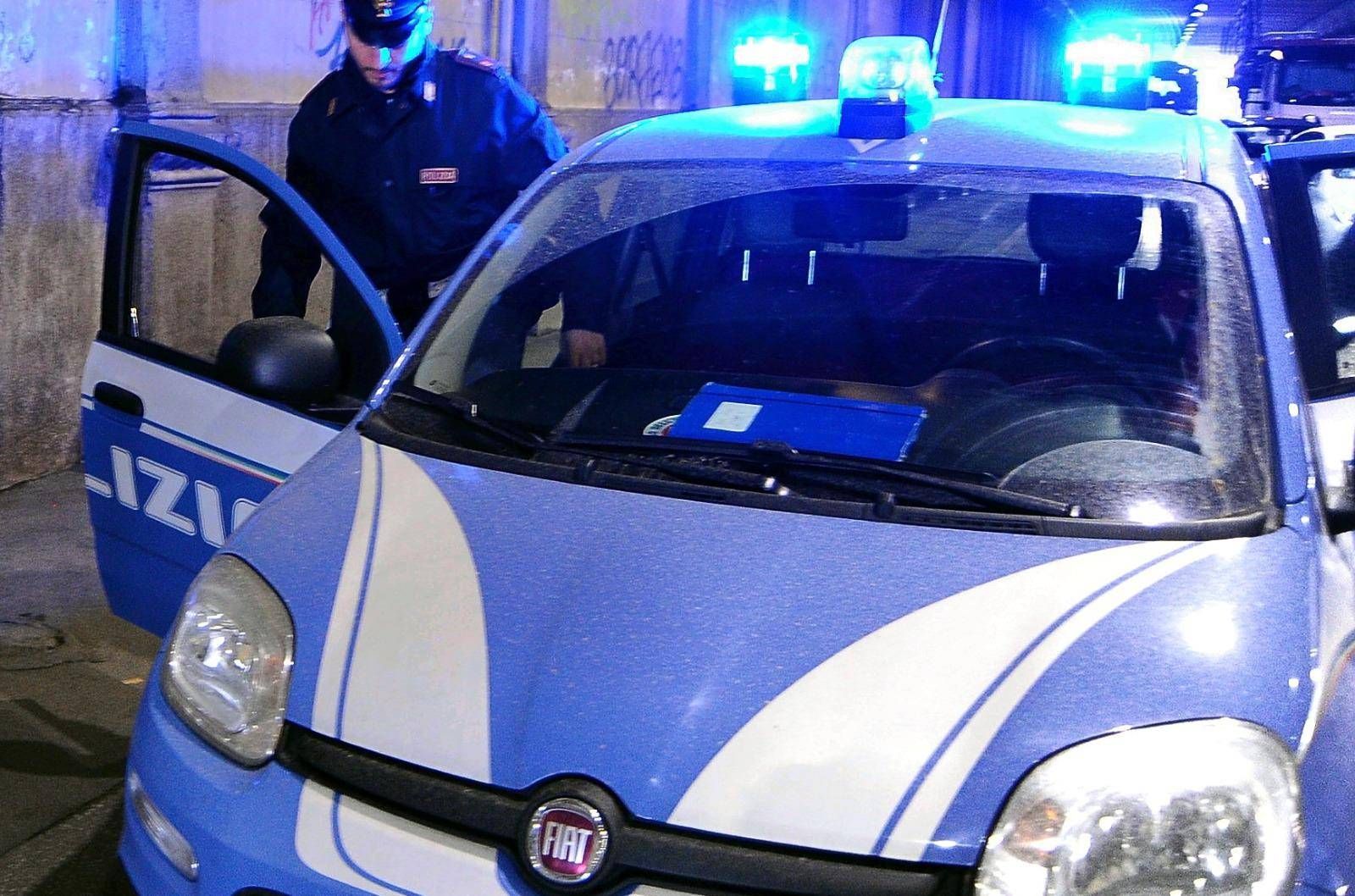 Fugge dalla polizia e muore schiantandosi, in auto trovati 25 kg di cocaina