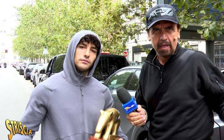 Striscia la Notizia, Tapiro d'Oro a Tony Effe dopo il dissing con Fedez Striscia la Notizia, Tapiro d'Oro a Tony Effe dopo il dissing con Fedez