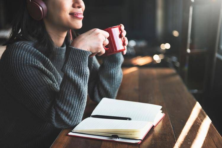 Una donna beve un caffè - 123Rf