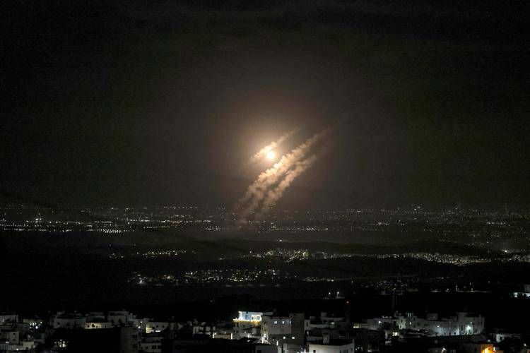 I missili sopra la città israeliana di Ashdod - Afp