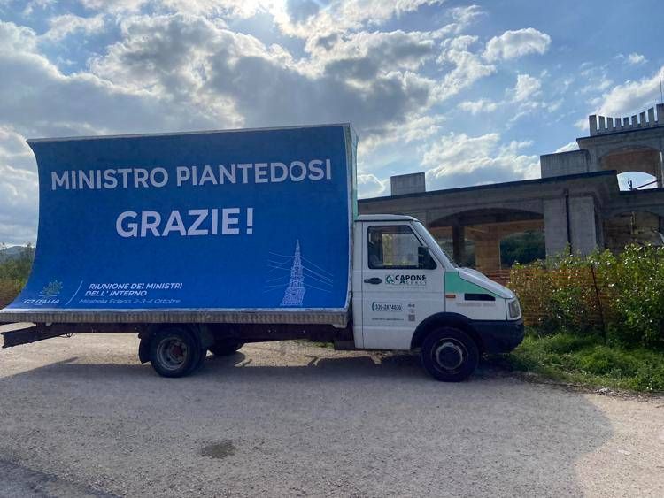 G7 Interno, a Mirabella Eclano camion vela 'Piantedosi grazie'