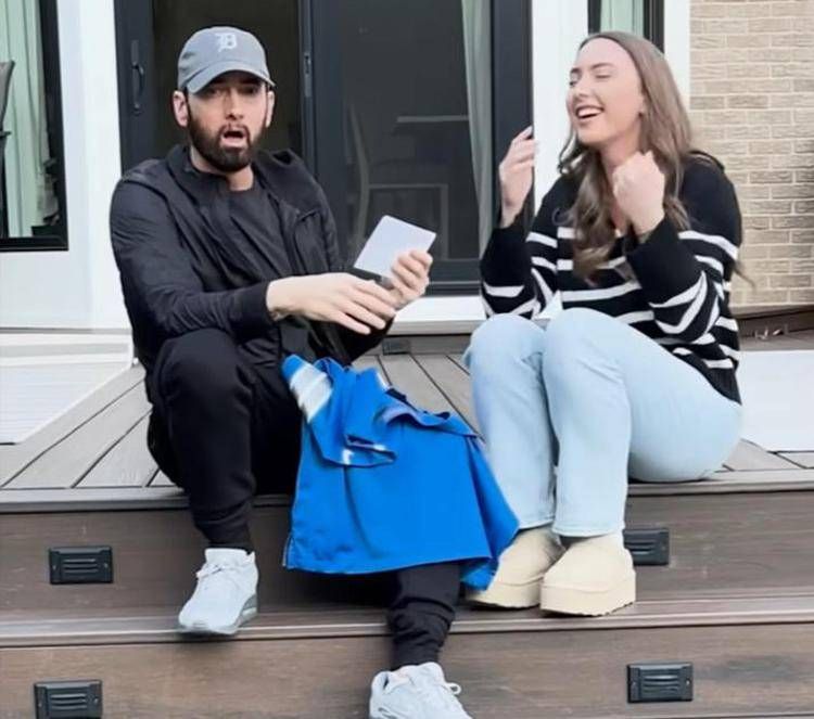 Eminem diventa nonno, l'annuncio con la canzone - Video Eminem diventa nonno, l'annuncio con la canzone - Video