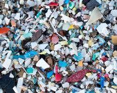 Microplastiche sulla spiaggia (Fotogramma/Ipa)