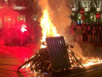 Corteo pro Palestina a Torino, bruciate bandiere di Israele. Tre agenti feriti