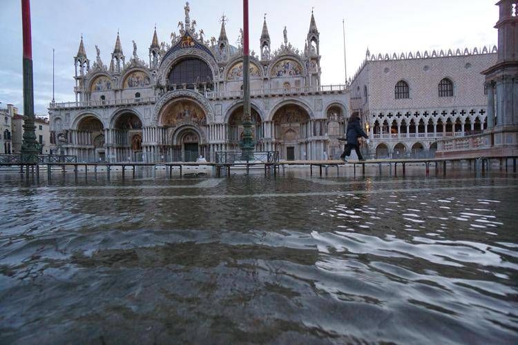 Acqua alta oggi a Venezia, previsto picco di marea a 110 centimetri Acqua alta oggi a Venezia, previsto picco di marea a 110 centimetri