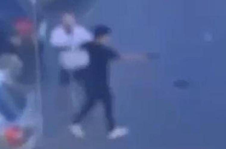 Il video del pestaggio del poliziotto a Crotone dopo l'omicidio del tiktoker Chimirri
