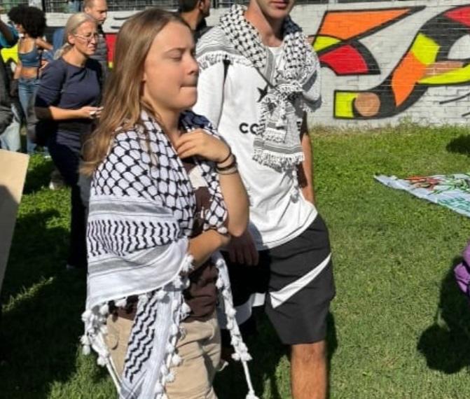 ミラノのグレタ・トゥーンベリさん、クーフィーヤとイスラエルに対するスローガン