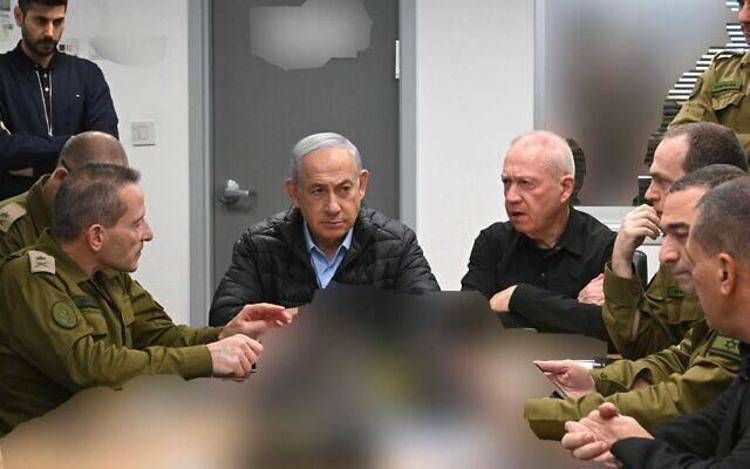 Il premier israeliano Benjamin Netanyahu nel bunker durante l'attacco all'Iran