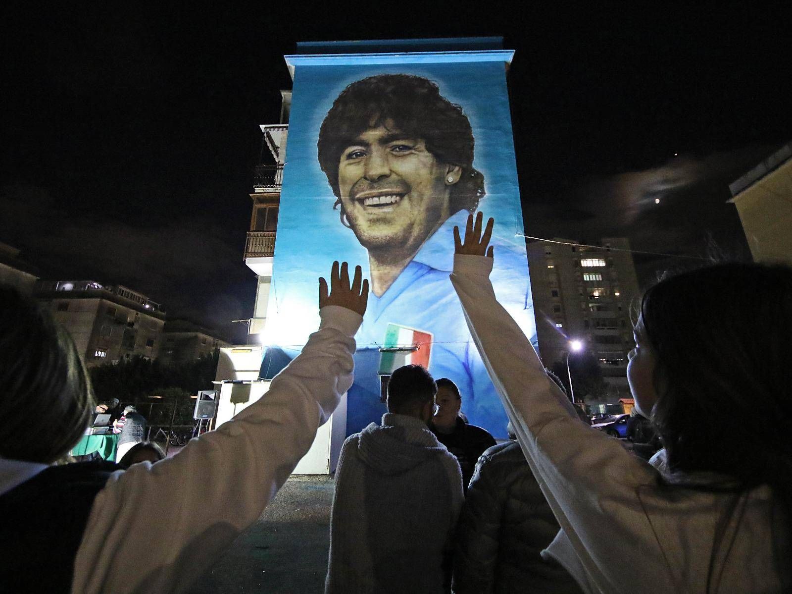 Maradona, doğduğu gün Napoli'de onuruna bir duvar resmi ve geçit töreni