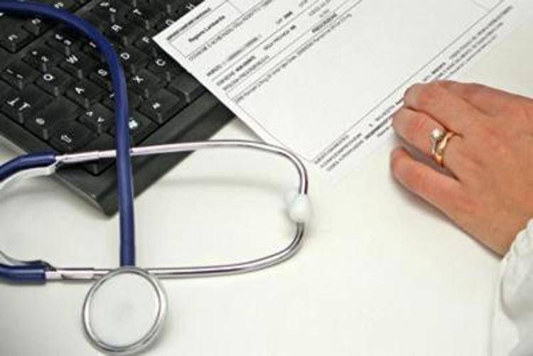 Tumori, l'indagine: oncologi costretti a fare i burocrati per il 40% del tempo
